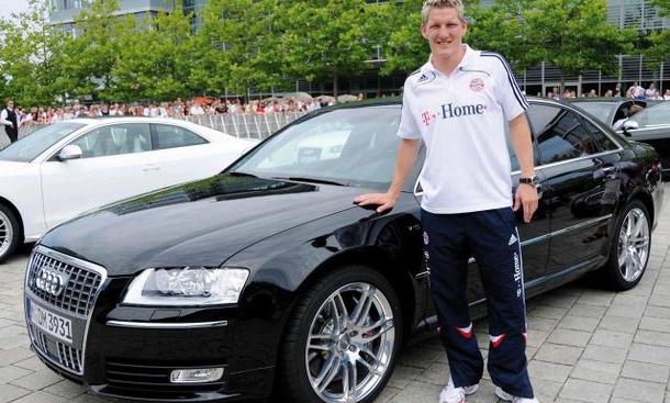 Bastian Schweinsteiger posiert lässig vor dem größten S-Modell, dem Audi S8