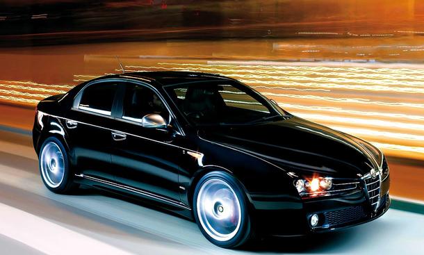 ALFA ROMEO
Echte Alfisti lieben es schwarz. Bei keiner anderen Marke werden dunkle Farben so häufig geordert. Das das sieht nicht nur edel, sondern auch bedrohlich aus
Die Farbwahl der Käufer:
 Schwarz: 57,1 %  Silber: 16,0 %  Rot: