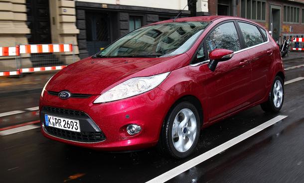 Ford Fiesta 1.4
Der Ford Fiesta legt viel Feingefühl an den Tag und gibt sich komfortbetont …
weitere Links zum Thema:
» Ford Fiesta gegen Corsa und Polo» Mazda 2 Sport gegen Seat Ibiza SC» Peugeot 207 SW gegen zwei Mini-Kombis» Seat Ibiza 1.9 TDI