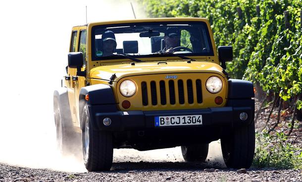 Jeep Wrangler Unlimited
Über Schotterwege der Weinberge cruisen und heimelige Straußenwirtschaften besuchen…
Links zum Thema:
» Vergleich von Jeep Wrangler und Land Rover Defender
» Fahrbericht Jeep Wrangler 2.8 CRD Unlimited
» Faszination Je