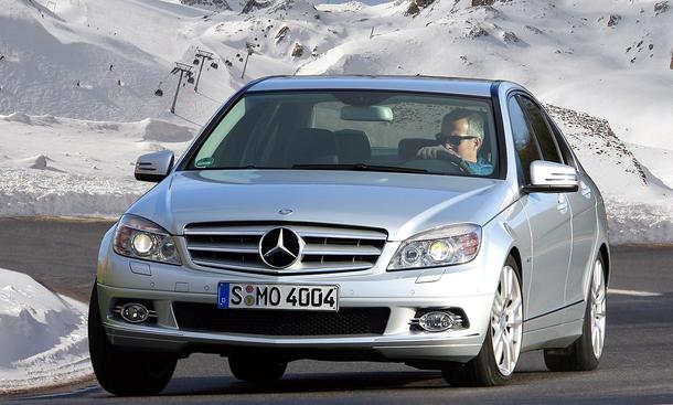 Mercedes vertraut auf gut 2,1 Liter Hubraum und setzt auf Twin-Turbo-Technik, …
weitere Links zum Thema:
» Alpina D3 Biturbo Coupé - das reine Sparvergnügen
» Mercedes C 250 CDI BlueEfficiency - im Einzeltest
» BMW 330 d gegen Mercedes C 320 CDI - B