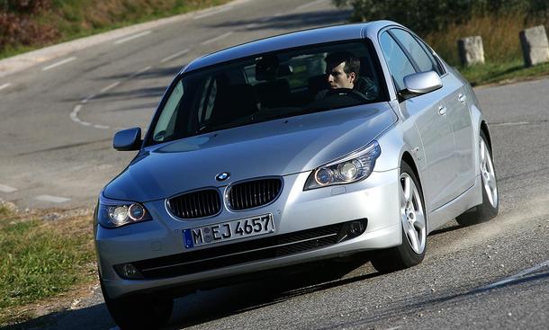 BMW 525i xDrive
Mit Allradantrieb ist der BMW 525i sehr fahrsicher
weitere Links:
»Neuer BMW 5er ab 2010
» 90 Jahre BMW – Wie im Flug
» Zehn Allradsysteme im Vergleich
» Vergleichstest: Oberklasse-Achtzylinder