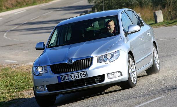 Skoda Superb 3.6 FSI 4x4
Der Superb setzt sich in schnellen Kurven gut in Szene
weitere Links:
»Skoda Superb 2.0 TDI im Mittelklasse-Test
» Skoda Superb gegen Mercedes E-Klasse
» Zehn Allradsysteme im Vergleich
» Skoda Superb, Ford Mondeo und Mercedes C