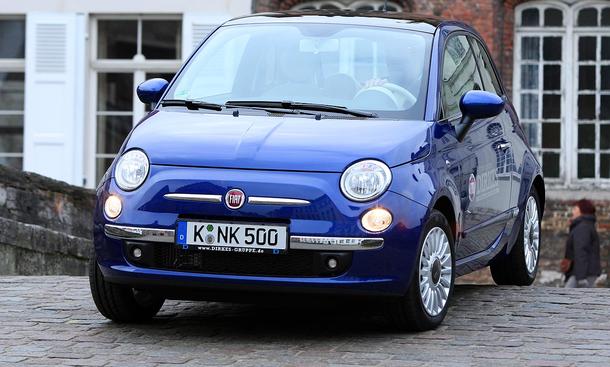 Fiat 500 1.2 8V
Mit dem 500 trifft Fiat mitten ins Herz der Autofans
Weitere Links:
» Vier Minis im Test – Kleine Bengel
» Hyundai i10, Fiat 500 und Renault Twingo im Test
» Fiat 500 mit Rolldach – erste Bilder
» Fiat 500 Abarth – Schöner Giftzwerg
» Eur