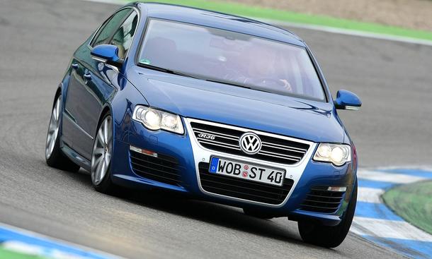 VW Passat R36
Überraschend sportlich geht der…
weitere Links:
» Vergleichstest Mondeo, Insignia, Superb, Passat
» Vergleichstest Skoda Superb vs. VW Passat
» Fahrbericht VW Passat Variant R36
» Spritsparvergleich: Audi A4, BMW 320i, Mercedes C180
» Allra