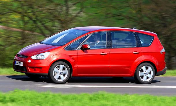 PLATZ 10: FORD S-MAX Kofferraummin / maxLeergewichtZuladungAnhängelastmin / max 755 / 2000 l1743 kg762 kg1750 kg