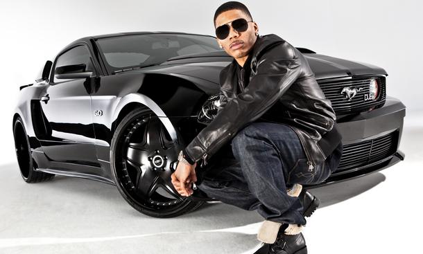 Stars geben Gas - US-Rapper Nelly outet sich als Mustang-Fan: Hier ist der Musiker vor einem Ford Mustang 5.0 DUB Edition zu sehen© Ford US-Rap-Star Nelly - Ford Mustang 20115.0 DUB Edition
