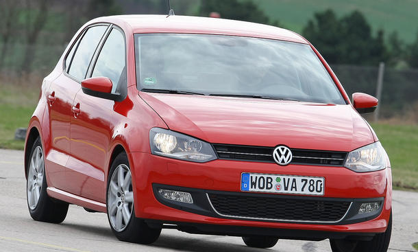 Vergleichstest: VW Polo 1.2 TSI - VW Polo 1.2 TSI
Das Mindergewicht des Polo merkt man. Er wirkt noch kurvenfreudiger Der neue VW Polo 1.2 TSI wiegt weniger als ein Golf und fährt sich daher noch kurvenfreudiger