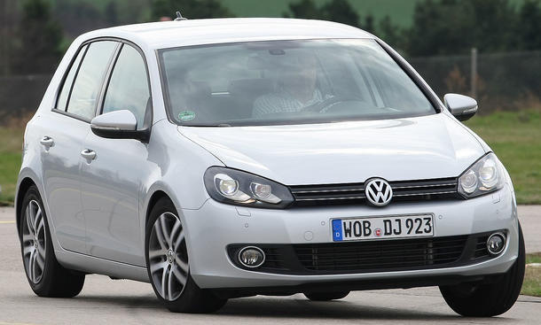 Vergleichstest: VW Golf 1.2 TSI BlueMotion Technology - VW Golf 1.2 TSI BlueMotion Technology
Der Golf liegt vertraueneinflößend in der Hand. Kurven machen Spaß Der VW Golf 1.2 TSI BlueMotion Technology bei der Kurvenfahrt