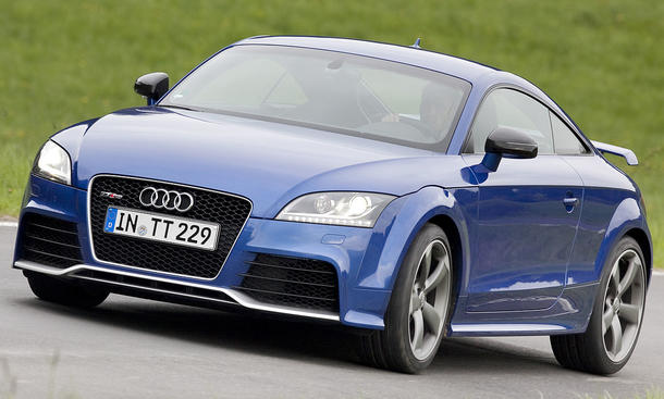Vergleichstest: Audi TT RS - Audi TT RS
Rockmusiker: Den TT RS will man nur im Sportmodus fahren und die sieben Gänge mit den Lenkrad-Schaltwippen wechseln Den Audi TT RS will man nur im Sportmodus fahren und die sieben Gänge mit den Lenkrad-Schaltwippen wechseln