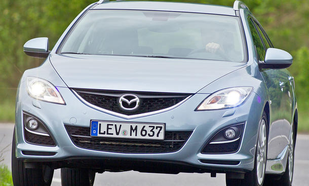 Vergleichstest: Mazda 6 Kombi 2.0 DISI - Mazda 6 Kombi 2.0 DISI
Mit leicht veränderter Optik und neuem Direkteinspritzer geht der Mazda 6 ins Modelljahr 2010 Der neue Mazda 6 Kombi 2.0 DISI mit leicht veränderter Optik und neuem Direkteinspritzer