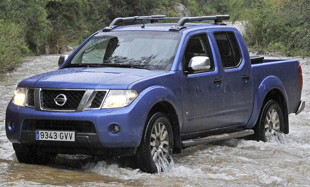 Nissan Navara 3.0 dCi LE
Der Dreiliter schiebt aus dem Stand mächtig an... Der Nissan Navara schiebt aus dem Stand mächtig an...