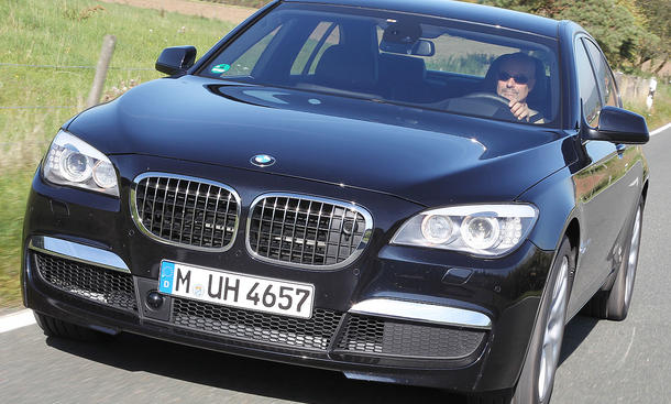 BMW 750i
407 PS, 0-100 km/h in 5,5 Sekunden, ... BMW 750i im Vergleich Fahrt Front