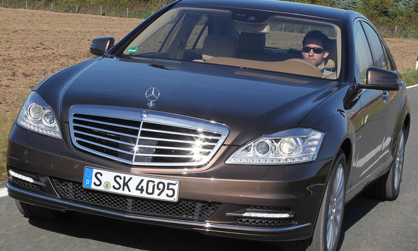 Mercedes S 500 BlueEFFICIENCY
435 PS, 0-100 km/h in 5,0 s, ... Mercedes S 500 im Vergleich Leistung Front