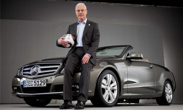 Kaiser Franz und das Mercedes E-Klasse Cabrio - Promis und Autos 2011"Kaiser" Franz Beckenbauer neben dem E-Klasse Cabrio von Mercedes Der Kaiser Franz Beckenbauer und das Mercedes E-Klasse Cabrio