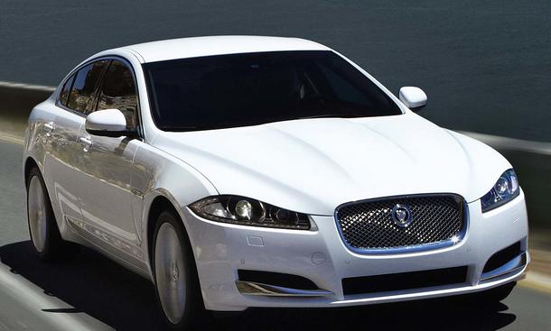 Jaguar XF Facelift - Jaguar XF FaceliftMit Scheinwerfern im XJ-Stil, geändertem Grill und Tagfahrlicht kommt der Jaguar XF zu den Händlern Jaguar XF Facelift