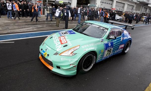 Nissan 370Z - 24-Stunden-Rennen 2011: Erster TagDie ersten Testrunden sind absolviert, das Team fiebert dem Start entgegen 24-Stunden-Rennen 2011 Nissan 370Z