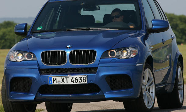 BMW X5 M
Der BMW ist mittlerweile kein taufrisches Auto mehr. Features wie ein Toter-Winkel-Warner oder ein Tempomat mit Abstandsradar sind bei ihm nicht erhältlich Der BMW X5 M ist mittlerweile kein taufrisches Auto mehr