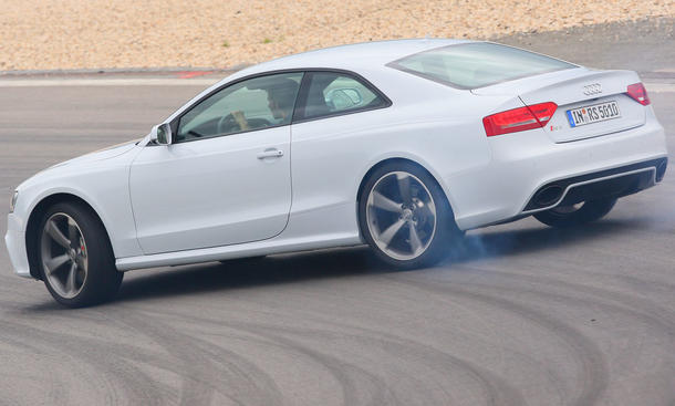 Audi RS5 - Für das Foto wurde das 450 PS starke RS5 Coupé mit fahrerischem Können zum Drift überredet ... Audi RS5 im Drift