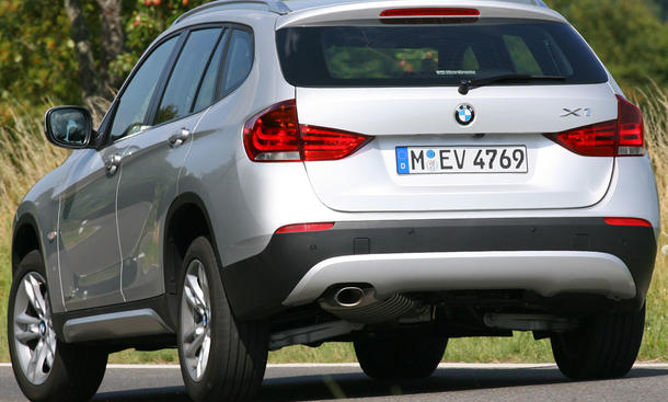 BMW X1 xDrive18d - Der X1 kostet als allradelnder xDrive18d mit 32.200 Euro glatte 1.000 Euro weniger als der „nur“ hinterradgetriebene 318d Touring (33.200 Euro) BMW X1 xDrive18d ab 32.200 Euro