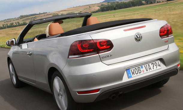 VW Golf Cabrio 1.4 TSI - Das Stoffdach passt ins Stummelheck. Bei Bedarf steht den Insassen nach nur acht Sekunden der Himmel offen VW Golf Cabrio 1.4 TSI - Stoffdach