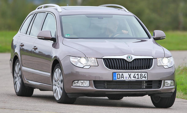 Skoda Superb Combi 3.6 V6 4x4 - Mit einem Basispreis knapp 25.000 Euro unterhalb des Mercedes stellt Skoda den günstigsten Kombi im Vergleich Bilder Skoda Superb Combi 3.6 V6 4x4 Kosten