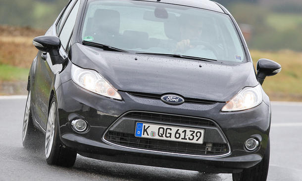Ford Fiesta 1.4 - Der Ford Fiesta 1.4 glänzt mit knackigem Fahrwerk, direkter Lenkung und drehfreudigem Motor – bleibt anonsten aber blass Ford Fiesta 1.4