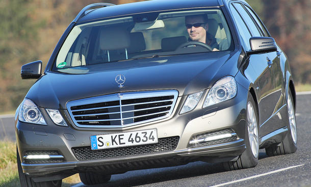 Mercedes E 250 CDI T-Modell BlueEFFICIENCY - Herrlich unaufgeregt und sehr sicher schnürt der Mercedes über kurvige Landstraßen Mercedes E 250 CDI T-Modell BlueEFFICIENCY Vergleichstest