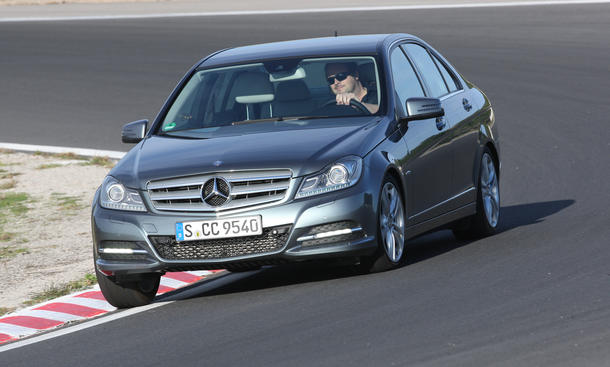 Mercedes C 180 BlueEFFICIENCY - Die C-Klasse verteilt die Aufgaben zwischen Vorder- und Hinterachse und zeigt viel Sensibilität Mercedes C 180 BlueEFFICIENCY - Sensibles Fahrwerk