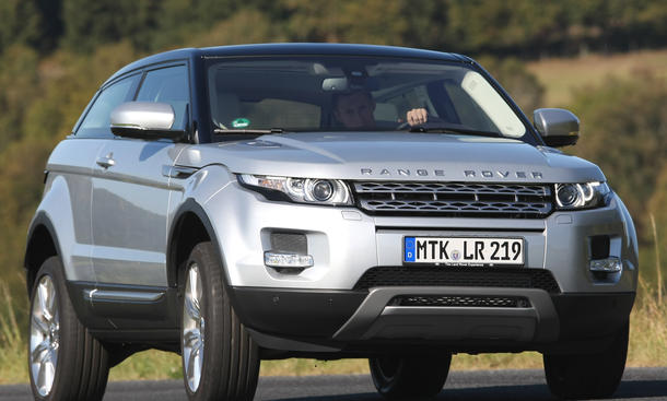 Range Rover Evoque Si4 Coupé - In der Coupé-Version mit dem 240 PS starken Turbo-Benziner zielt das durchgestylte Premium-SUV auf jenen Kundenkreis, aus dem sich auch die S3-Käufer rekrutieren Range Rover Evoque Si4 Coupé - Coupé-Version