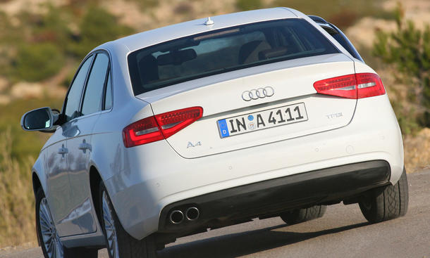 Audi A4 1.8 TFSI - Die neuerdings elektro-mechanische Servounterstützung der Zahnstangenlenkung im Audi agiert zu nervös und lässt beim Herausbeschleunigen aus Kurven deutliche Antriebseinflüsse erkennen Audi A4 1.8 TFSI - Servounterstützung