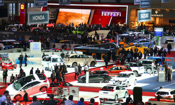 Auto Salon Genf 2012: Virtueller Messerundgang - Besucheransturm: Auf dem Genfer Salon locken auch 2012 zahlreiche Weltpremieren die Besucher an Auto Salon Genf 2012 Highlights Messerundgang Fotos Bilder