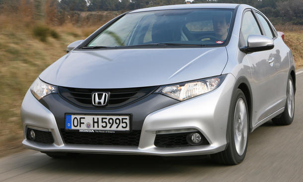 Honda Civic 2.2 i-DTEC - Sein eigenwilliges Gesicht lässt Sportlichkeit vermuten. Die zeigt der Civic aber nur auf der Geraden, in Kurven gerät er schneller als andere an seine Grenzen Honda Civic 2.2 i-DTEC - Sportlichkeit