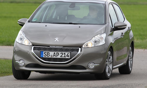 Peugeot 208 1.6 120 VTi - In Kurven lenkt der kleine Franzose direkt und willig ein ... Peugeot 208 1.6 120 VTi - Handling