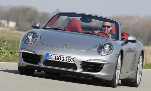 Porsche 911 Carrera S Cabriolet - Bei abgesenkten Scheiben und eingefahrenem Windschott ... Porsche 911 Carrera S Cabriolet - Windschott