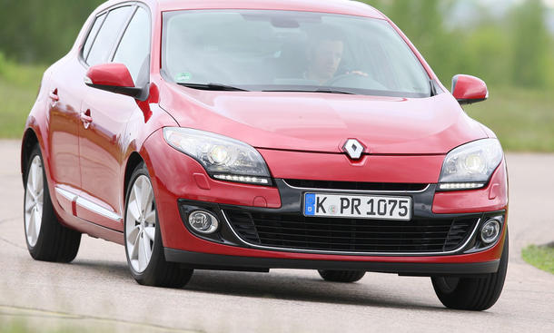 Renault Mégane TCe 130 - Der eher straff gefederte Mégane liegt sehr sicher in Kurven ... Renault Mégane TCe 130 - Handling