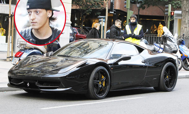 EM-Stars und ihre Autos - Mesut Özil wurde mit seinem Ferrari beim Falschparken erwischt. Was für Autos fahren seine berühmten Kollegen? Foto: Europa Press via Getty Images / Montage: www.autozeitung.de Mesut Özil, Ferrari 458, Strafzettel, Madrid, Salamanca