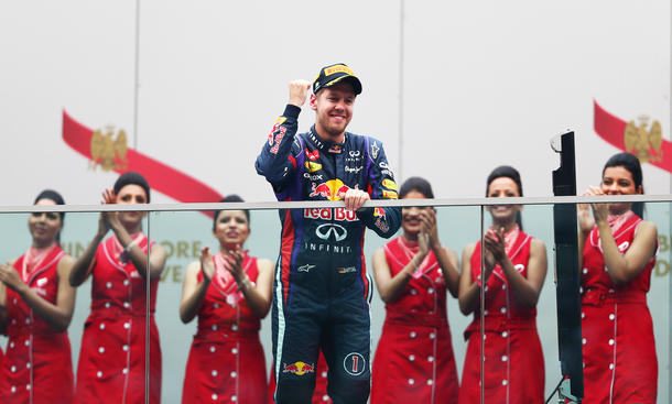 Formel 1 2013: Grid Girls - Sebastian Vettel feiert seinen vierten Weltmeister-Titel in Folge. Auch die Grid Girls freuen sich in Indien mit dem alten neuen Champion Formel 1 Indien GP 2013 Grid Girls Schönheiten