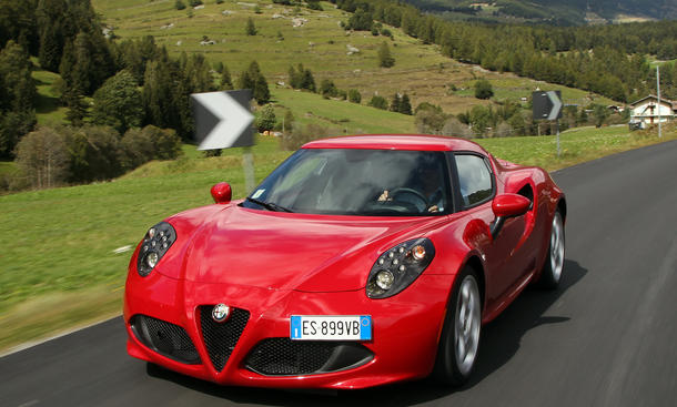Alfa Romeo 4C - Heftiges Lebenszeichen: Alfa ist zurück - mit dem sportlichen, lauten und konsequenten 4C. Der ist auch in dreißig Jahren nicht vergessen Alfa Romeo 4C Klassiker der Zukunft Oldtimer Raritaeten Sportwagen