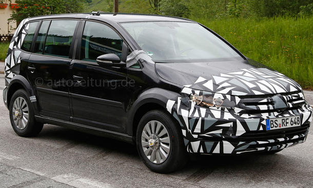 Erlkönige im Juni 2014: Skoda Roomster - Der Skoda Roomster wildert seit 2006 als Hochdachkombi durch die Straßen. Das wird sich ändern! Die neue Generation (ab 2015) wird ein echter Familien-Van. Hier sehen wir einen Erlkönig im VW Touran-Trimm Skoda Roomster 2015 Van neue Generation Erlkönig Bilder Prototyp Neuheiten