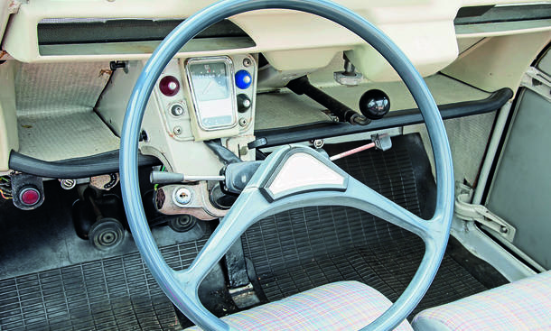 Citroen-2CV-Ente-Cockpit.jpg?itok=b0nNWl