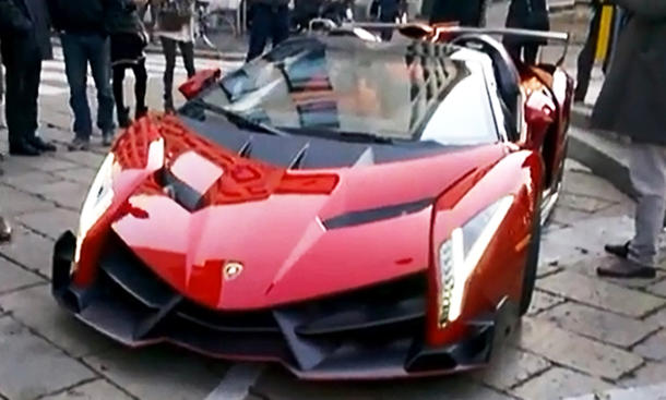 Video: Lamborghini Veneno Roadster auf der Weihnachtsfeier Video: Lamborghini Veneno Roadster auf der Weihnachtsfeier