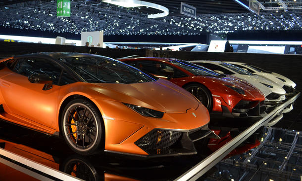 Lamborghini meets DMC - Farbenfrohe Vielfalt auf dem Stand von DMC. Welcher Lambo darf es sein? Den italienischen Stier machten auch andere Tuner zum Zuchtbullen. Mehr gibt es in der Bildergalerie autosalon genf 2015 dmc lamborghini aventador 0003
