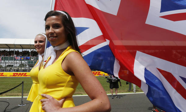 Grid Girls beim F1 Großbritannien-GP 2015 - Bauch rein - Brust raus: Beim Großbritannien-GP präsentierten sich die heimischen Boxen-Schönheiten mit wehenden Fahnen grid girls f1 großbritannien gp2015 silverstone formel 1 schönheiten erotik