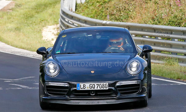 Porsche 911 Turbo Facelift - So gut wie ungetarnt jagt der neue Porsche 911 Turbo über die Nürburgring Nordschleife, das Facelift wird ... Porsche 911 Turbo Facelift 2015 IAA Erlkönig