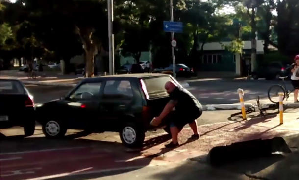 Top-Videos der Woche - Ein beliebtes Fortbewegungsmittel ist das Fahrrad. Diesem Muskelprotz mit seinem Drahtesel kam jedoch ein Kleinwagen in die Quere. kräftiger radfahrer hebt auto vom radweg video