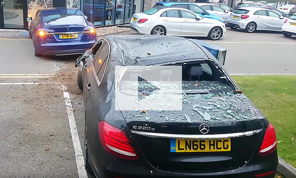 Tesla crasht Mercedes und Autohaus: Video Tesla crasht Mercedes und Autohaus: Video