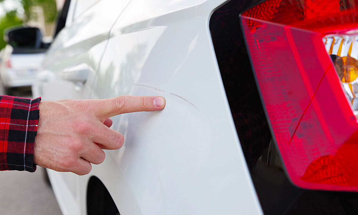 Kleine Kratzer im Autolack entfernen - mit diesem Mittel klappt's