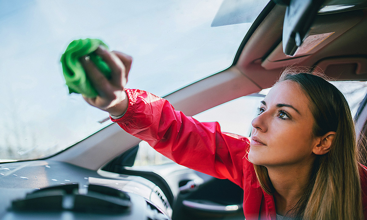 Autoscheibe reinigen: Mit Hausmitteln schnell wieder sauber