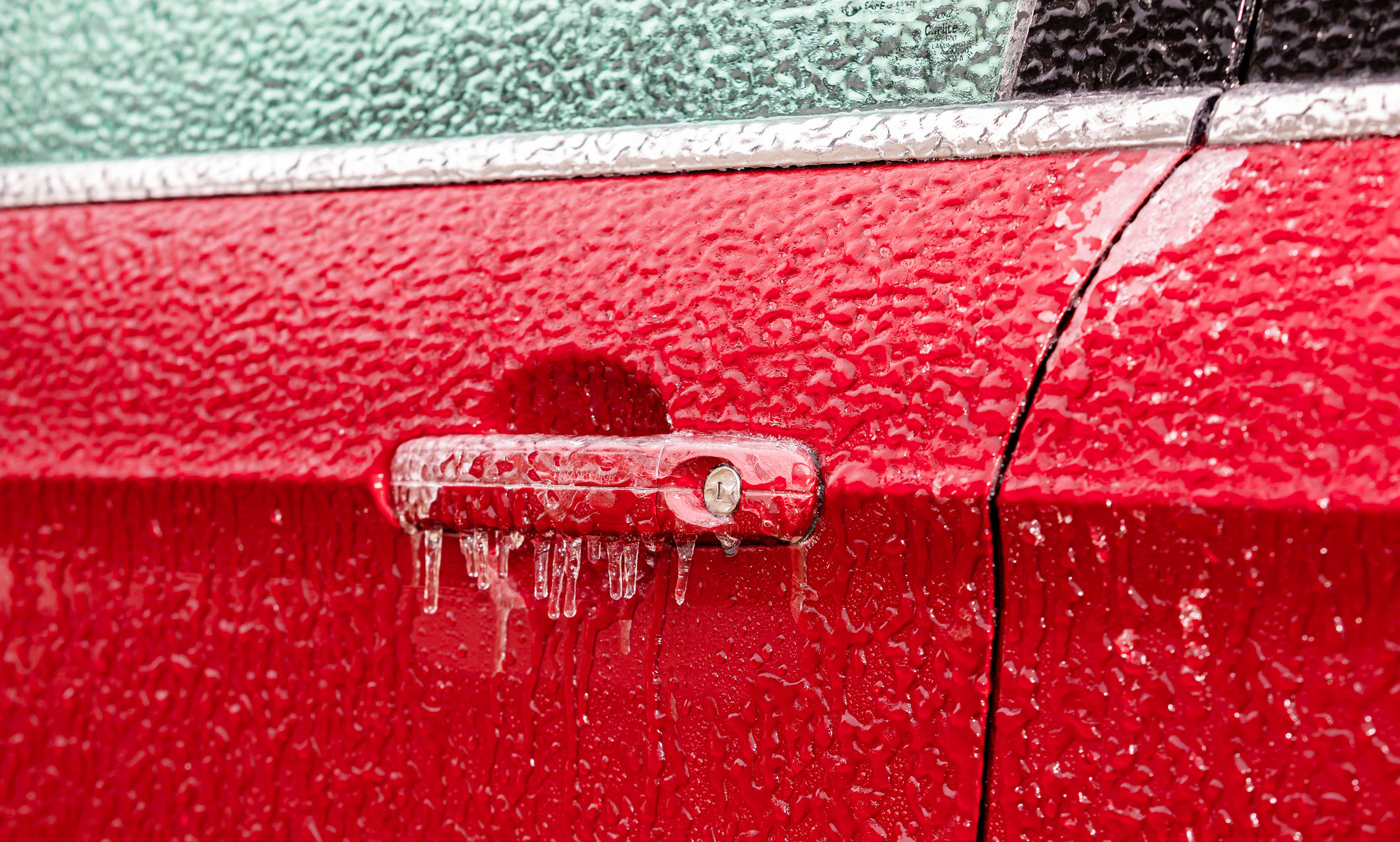▷ Autotür zugefroren - Was tun? ❄️ - Autopflege Anleitung